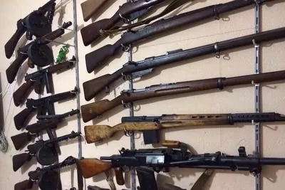 Различные виды оружия на винтовках таблицы различных на столе Редакционное  Фотография - изображение насчитывающей оборудование, опасность: 173637442