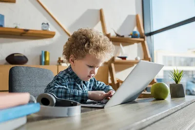 Ребенок смотрит компьютер стоковое изображение. изображение насчитывающей  зрелищность - 64436413