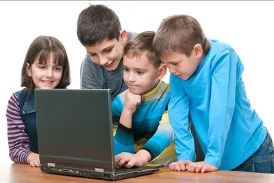 Мальчик сидит за компьютером | Премиум Фото