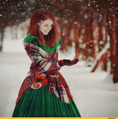 Рыжая девушка в зимнем лесу | Обои для телефона