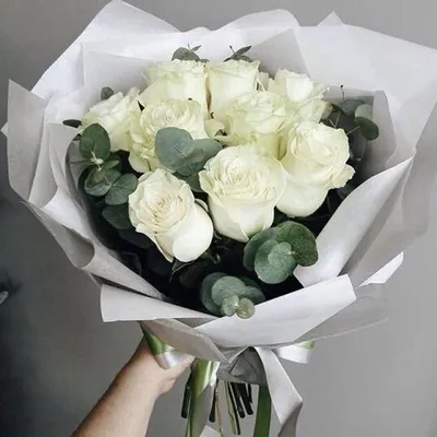 Корзина с красными и белыми розами - купить в интернет-магазине Rosa Grand