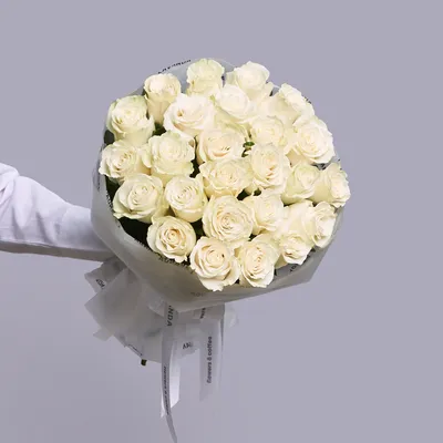 Букет из 25 белых роз 50см. с доставкой на дом в Санкт-Петербурге. Заказать  нежный букет из белых розочек.