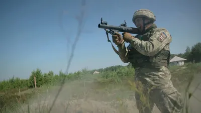 Украинский Солдат Форме Оружием Руках стоковое фото ©fly_wish 568262684