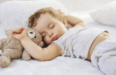 Спящий ребёнок на огромной ладони …» — создано в Шедевруме