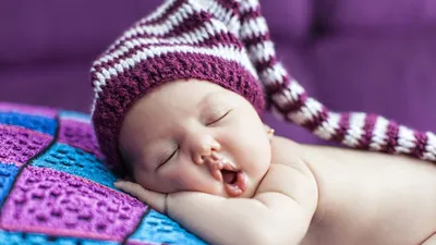 Спящий ребенок с игрушкой стоковое фото ©AntonLozovoy 166741064