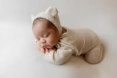 спящий ребенок в постели. симпатичный малыш сладко спит на уютном белом  одеяле на его стороне 2 года ребенок спит в Стоковое Фото - изображение  насчитывающей малыш, здорово: 226017524