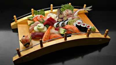 Скачать обои палочки, чайник, rolls, sushi, суши, роллы, японская кухня,  соевый соус, раздел еда в разрешении 5760x3840