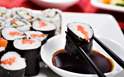 Обои суши, Японская кухня, сашими, морепродукты, пища - картинка на рабочий  стол и фото бесплатно