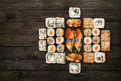 Картинка на рабочий стол рис, роллы, суши, соевый соус, еда, нори, палочки  2560 x 1600