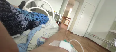 беременная женщина рожает в больнице с капельницей и тележкой. женщина на  койке клиники во время родов Стоковое Фото - изображение насчитывающей  роды, сердце: 226172702