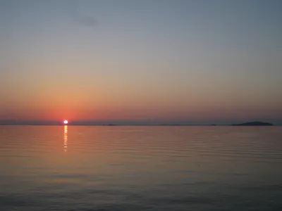 Восход солнца над морем с силуэтом шпор горы Стоковое Изображение -  изображение насчитывающей море, горы: 173206869