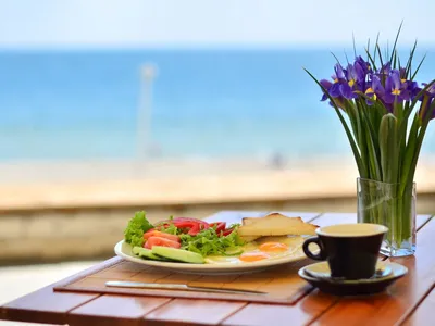 Легкий завтрак на берегу моря подарить хорошее настроение и зарядит  позитивом на весь день. | Table decorations, Breakfast, Tableware