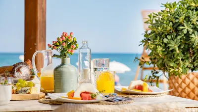 завтрак на столе на пляже с видом на море карибского моря с завтраком стол  с кофе апельсин Стоковое Изображение - изображение насчитывающей природа,  ресторан: 215671823