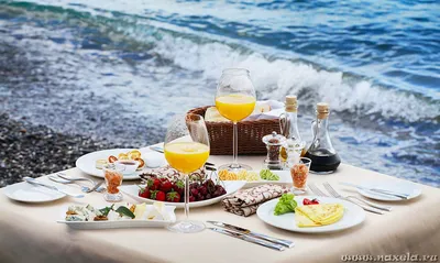 Завтрак за пределами кафе на море, обслуживаемый столиком на пляже |  Премиум Фото