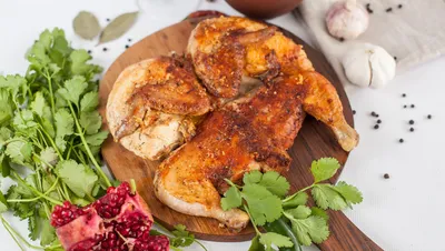 Хрустящая вкусная жареная курица на круглой деревянной доске на белом фоне  | Премиум Фото