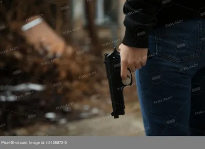 Привлекательный женщина-солдат с пулеметом Riffle. Женщина с оружием  Стоковое Изображение - изображение насчитывающей горяче, пуща: 195160489