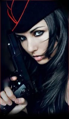 Женщина-полицейский с пистолетом на светлом фоне :: Стоковая фотография ::  Pixel-Shot Studio