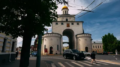 За бетонными блоками и забором: к реставрации Золотых ворот во Владимире  приступили с нарушениями