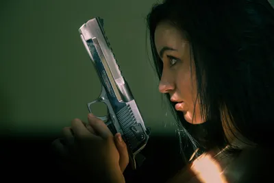 Обои на монитор | Красивые | Wangjie Li, Gun girl, девушка, оружие