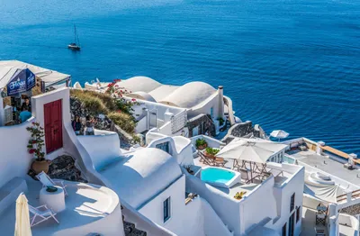Греция, красивые дома, слева море, …» — создано в Шедевруме