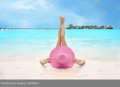Красивая молодая женщина, лежа на пляже на курорте :: Стоковая фотография  :: Pixel-Shot Studio