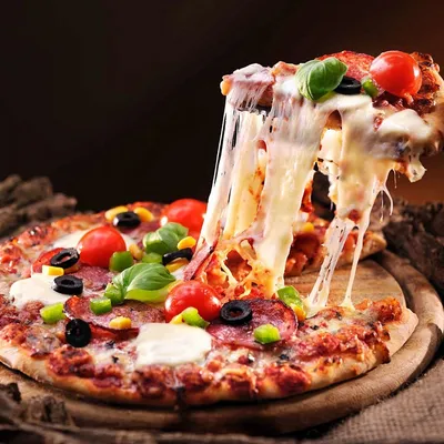 большая красивая пицца в левом верхнем углу фотографии. справа мы видим  помидоры грибы нож пиццы. светлый Стоковое Изображение - изображение  насчитывающей закуски, гриб: 221600619