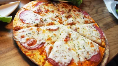 Аппетитный кусочек пиццы, красиво, 4k…» — создано в Шедевруме