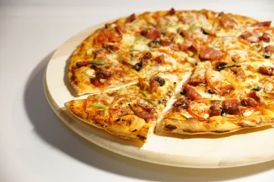 Красивая пицца с яичками, брокколи, сыром, томатами и зелеными цветами  Стоковое Фото - изображение насчитывающей расстегай, еда: 91664236