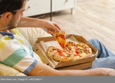 Большая горячая пицца четыре сыра, …» — создано в Шедевруме