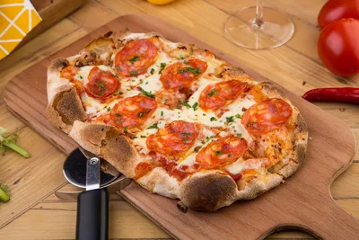Очень красивая пицца Veggie с толстой ледяной корой Dominorsquo пиццы.  Редакционное Фотография - изображение насчитывающей продукт, взорвать:  174402302
