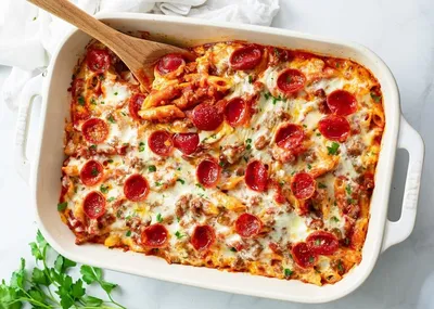 Две наши красивые и вкусные новинки — пицца Песто с итальянским соусом, в  честь которого её так и назвали, и пицца Цезарь с хрустящими… | Instagram