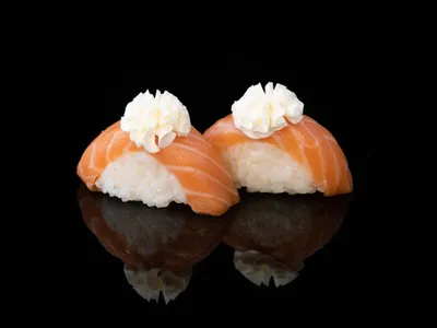 Красиво украшенные суши на деревянной доске Стоковое Изображение -  изображение насчитывающей рыбы, традиционно: 98142517
