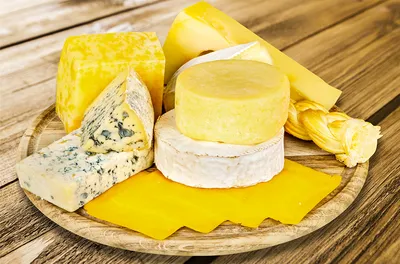четыре кубика желтого сыра с иллюстрацией зеленых листьев, еда с плавленым  сыром, четыре красивых и простых сыра., еда, сыр png | PNGEgg