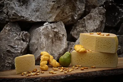 Как нарезать сыр красиво для сырной тарелки – виды нарезки и хитрости