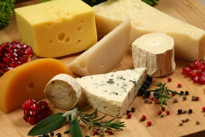 Самый красивый сыр – тет де муан. Его нарезают розочками с помощью  специального ножа, чтобы украсить ими тарелку с закусками.. | ВКонтакте