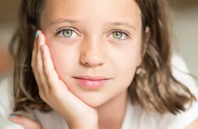 Красивые сизоватые зеленые глаза на маленькой девочке Стоковое Фото -  изображение насчитывающей развилки, глаз: 131063916