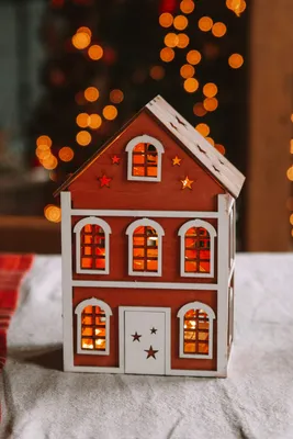 Маленький красный домик на фоне гор…» — создано в Шедевруме