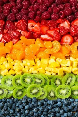 Лето — это пора свежих витаминов в фруктах и овощах.
