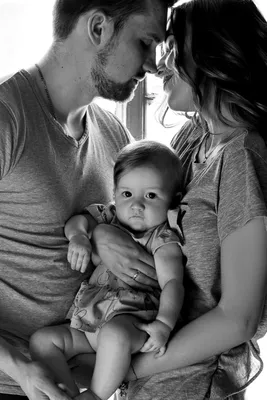Family black and white portrait | Фото новорожденного, Семейные фотографии  новорожденных, Позы для семейных фото