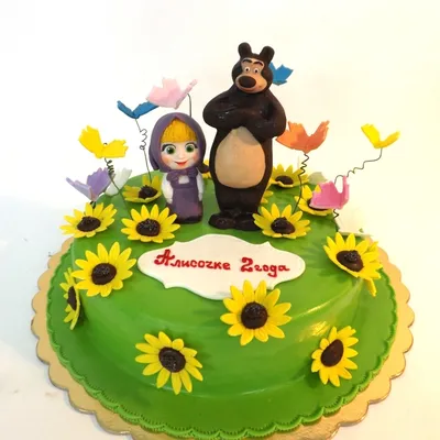 Торт с ягодами и с фигурками Маши и Медведя