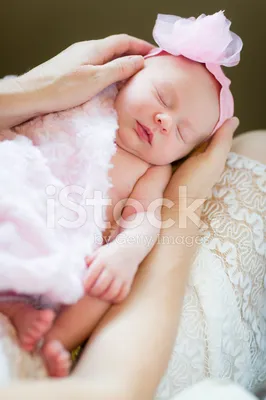Азиатский большой новорожденный ребенок Стоковое Изображение - изображение  насчитывающей поставка, уснувшему: 156220709