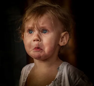обиженный ребенок портрет несчастливая упрямая девушка лицо Стоковое Фото -  изображение насчитывающей нейтрально, вскользь: 215907700