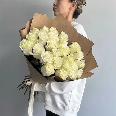 35 белых роз в большой розовой коробке шкатулке с макарунсами с доставкой  на дом в Санкт-Петербурге. Заказать нежный букет из белых розочек.