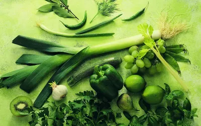 На столе лежат овощи зеленого цвета…» — создано в Шедевруме