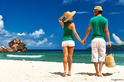 романтическая молодая пара на пляже романтическая молодая пара на пляже  бегает вдоль берега Фото Фон И картинка для бесплатной загрузки - Pngtree