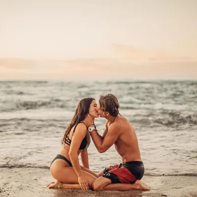 Молодая пара на пляже стоковое изображение. изображение насчитывающей  назначения - 26103125