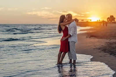 Счастливая пара встречает рассвет на пляже Stock Photo | Adobe Stock