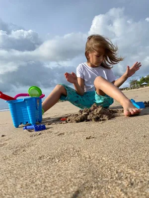 Дети прыгают на пляже. Счастливые веселые дети. Отдых на природе. Активный  отдых на природе. Солнце из морского песка. Детский пляж. Счастливые  друзья. Симпатичные маленькие мультики для мальчиков и девочек . Векторное  изображение ©
