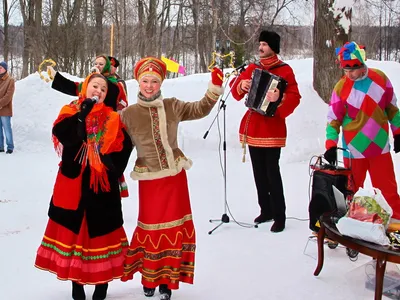 Масленица - один из самых почитаемых русских праздников, символизирующих  проводы зимы и обновление природы Традиции празднования Масленицы уходят  далеко вглубь нашей истории. Но так же, как и раньше, этот праздник принято  встречать