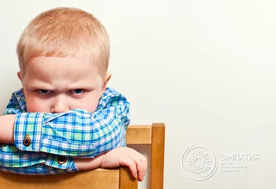 Замкнутый ребенок — что делать, если ребенок замкнутый и необщительный?
